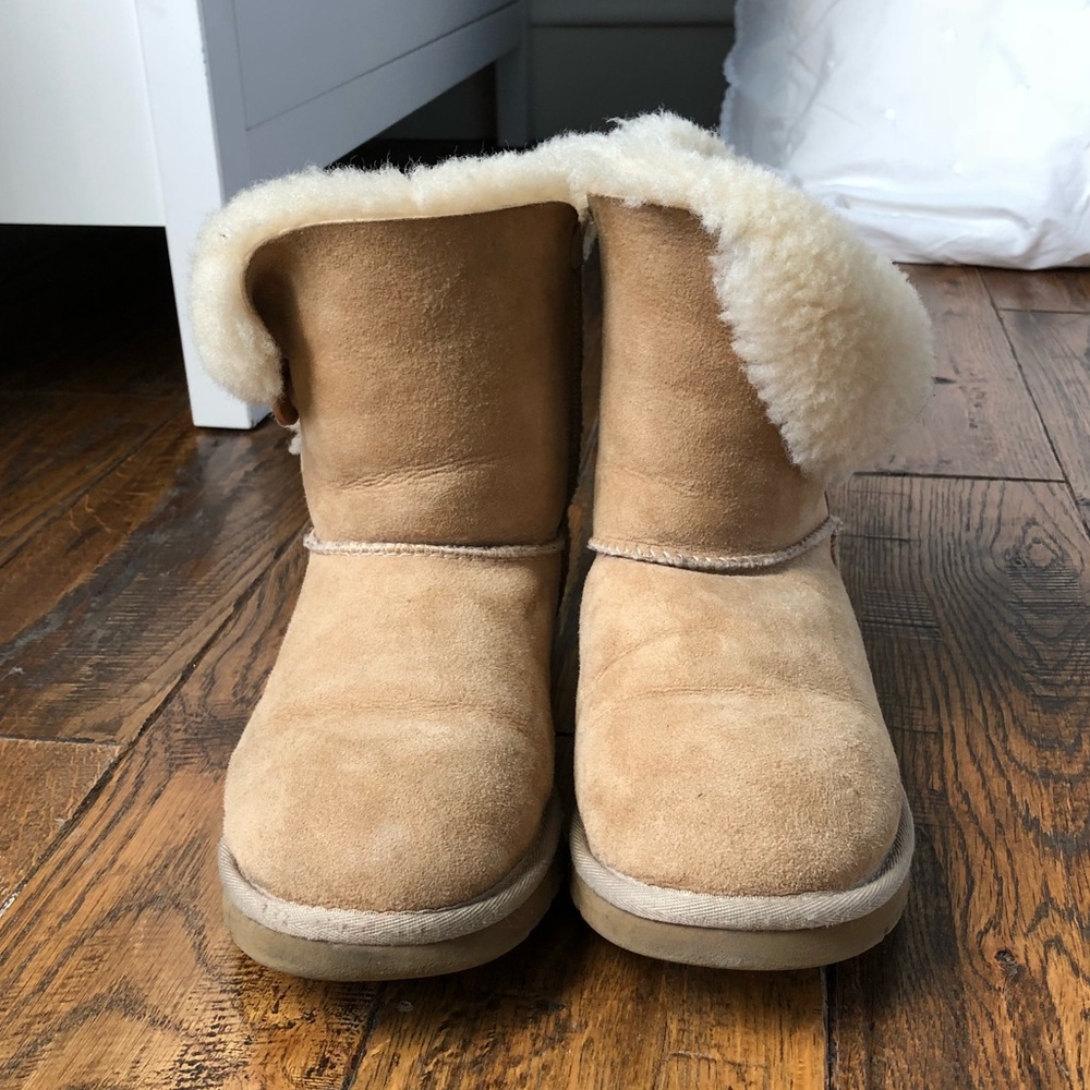 Bailey Button Short Sand/Tan UGGS Size 5
